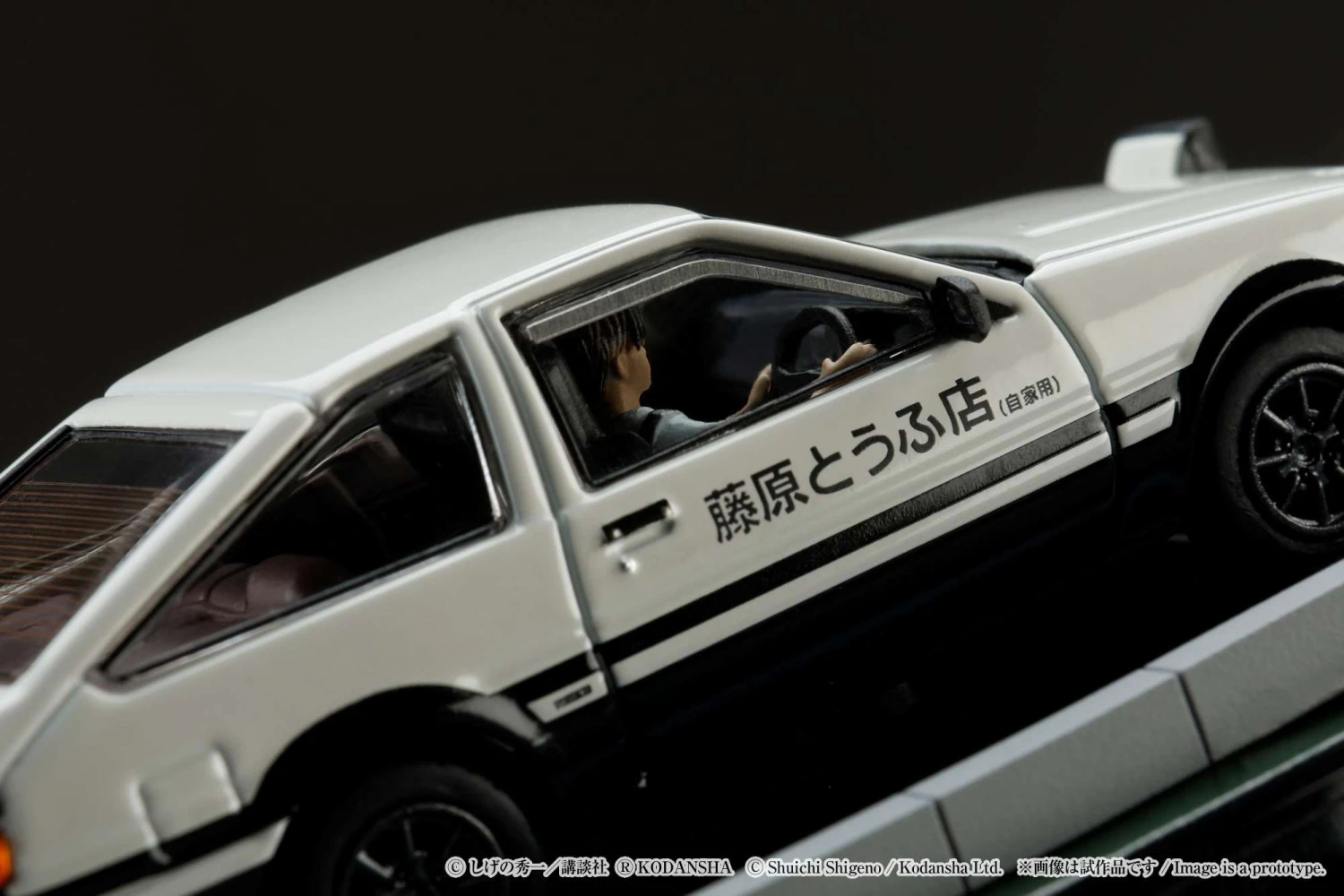 Hobby Japan 1:64 Toyota SPRINTER TRUENO GT APEX AE86 / INITIAL D VS Ryosuke Takahashi With Takumi Fujiwara Figure 14 Hobby Japan 1:64 Toyota SPRINTER TRUENO GT APEX AE86 / INITIAL D VS Ryosuke Takahashi With Takumi Fujiwara Figure - Image 14