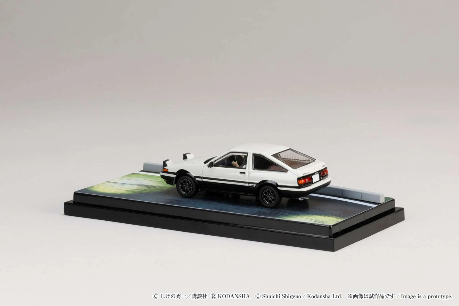 Hobby Japan 1:64 Toyota SPRINTER TRUENO GT APEX AE86 / INITIAL D VS Ryosuke Takahashi With Takumi Fujiwara Figure 7 Hobby Japan 1:64 Toyota SPRINTER TRUENO GT APEX AE86 / INITIAL D VS Ryosuke Takahashi With Takumi Fujiwara Figure - Image 7