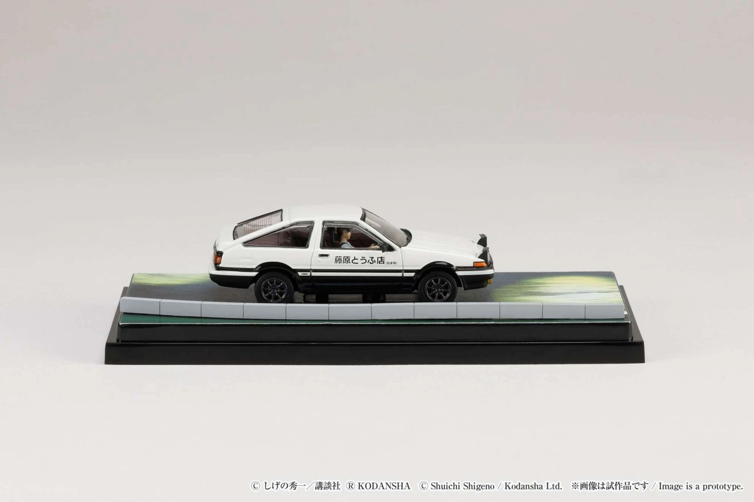 Hobby Japan 1:64 Toyota SPRINTER TRUENO GT APEX AE86 / INITIAL D VS Ryosuke Takahashi With Takumi Fujiwara Figure 8 Hobby Japan 1:64 Toyota SPRINTER TRUENO GT APEX AE86 / INITIAL D VS Ryosuke Takahashi With Takumi Fujiwara Figure - Image 8