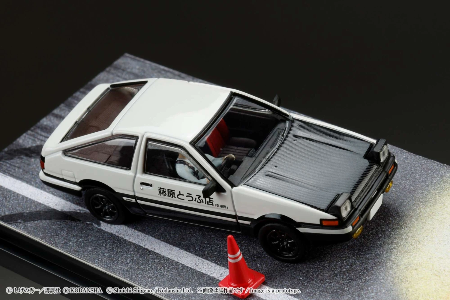 Hobby Japan 1:64 Toyota SPRINTER TRUENO GT APEX AE86 / INITIAL D VS Tomoyuki Tachi With Takumi Fujiwara Figure 9 Hobby Japan 1:64 Toyota SPRINTER TRUENO GT APEX AE86 / INITIAL D VS Tomoyuki Tachi With Takumi Fujiwara Figure - Image 9