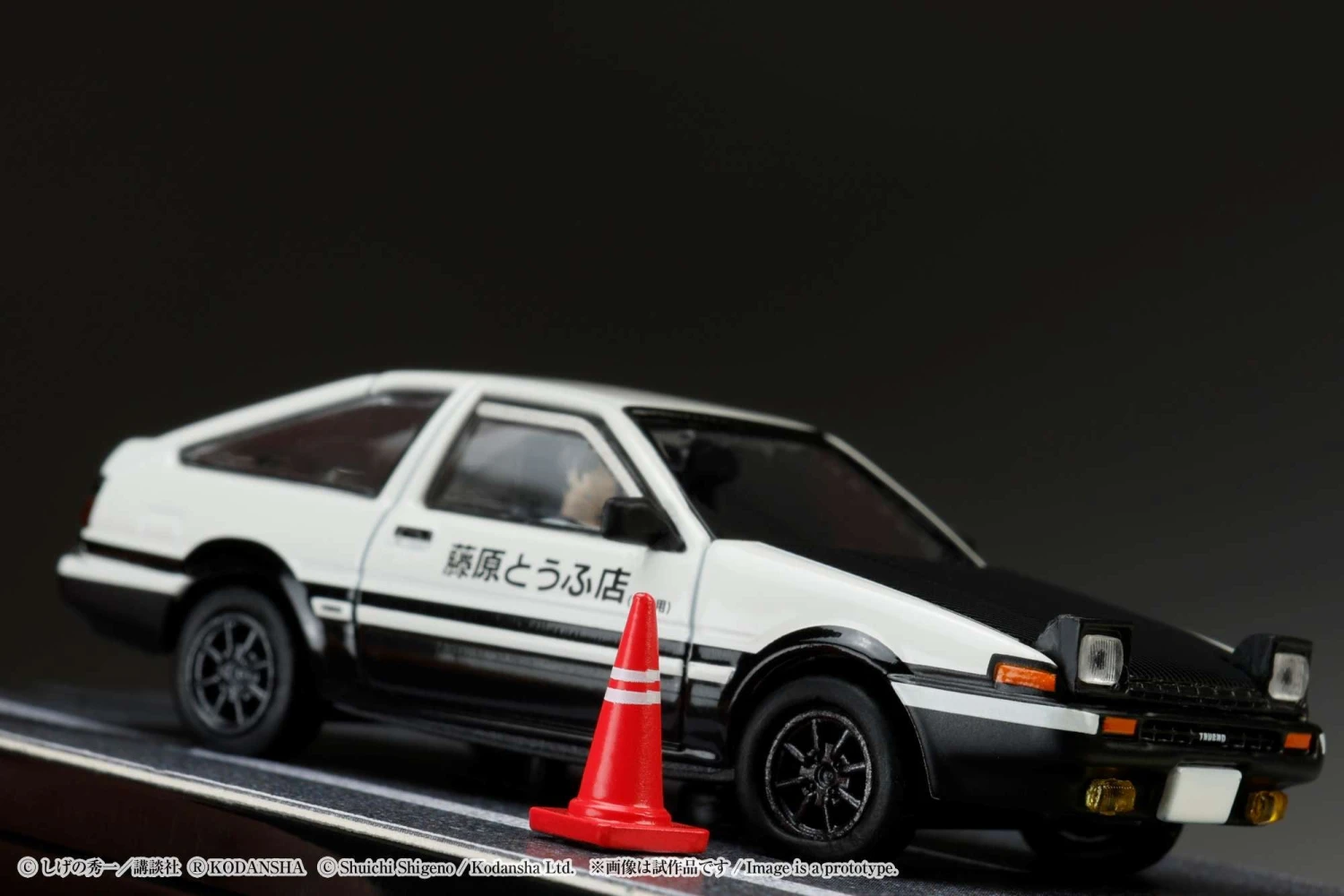 Hobby Japan 1:64 Toyota SPRINTER TRUENO GT APEX AE86 / INITIAL D VS Tomoyuki Tachi With Takumi Fujiwara Figure 10 Hobby Japan 1:64 Toyota SPRINTER TRUENO GT APEX AE86 / INITIAL D VS Tomoyuki Tachi With Takumi Fujiwara Figure - Image 10