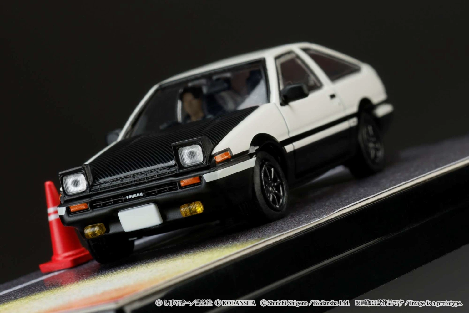 Hobby Japan 1:64 Toyota SPRINTER TRUENO GT APEX AE86 / INITIAL D VS Tomoyuki Tachi With Takumi Fujiwara Figure 11 Hobby Japan 1:64 Toyota SPRINTER TRUENO GT APEX AE86 / INITIAL D VS Tomoyuki Tachi With Takumi Fujiwara Figure - Image 11