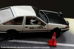 Hobby Japan 1:64 Toyota SPRINTER TRUENO GT APEX AE86 / INITIAL D VS Tomoyuki Tachi With Takumi Fujiwara Figure 29 Hobby Japan 1:64 Toyota SPRINTER TRUENO GT APEX AE86 / INITIAL D VS Tomoyuki Tachi With Takumi Fujiwara Figure -Horizone HJ643008DC 07