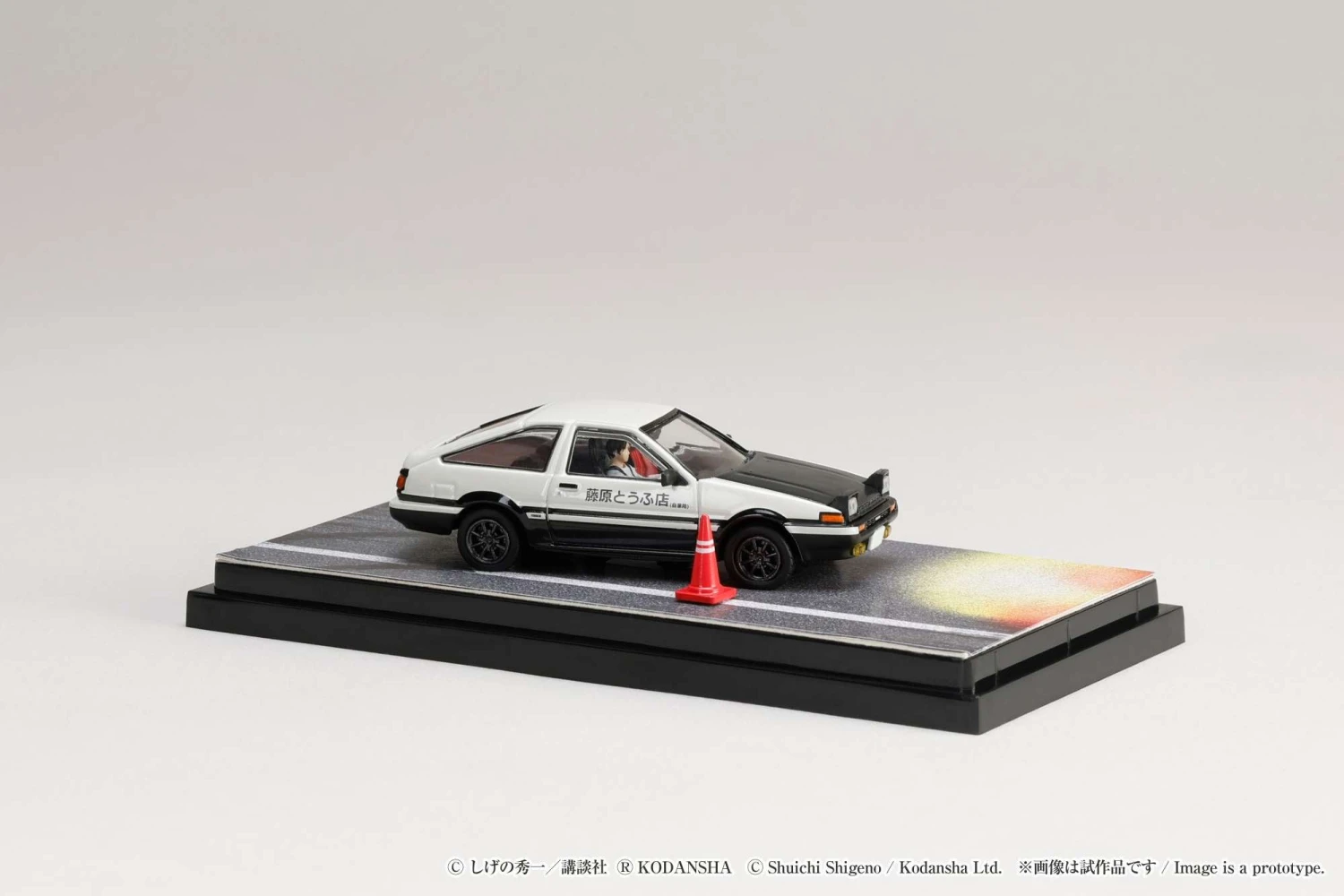 Hobby Japan 1:64 Toyota SPRINTER TRUENO GT APEX AE86 / INITIAL D VS Tomoyuki Tachi With Takumi Fujiwara Figure 1 Hobby Japan 1:64 Toyota SPRINTER TRUENO GT APEX AE86 / INITIAL D VS Tomoyuki Tachi With Takumi Fujiwara Figure