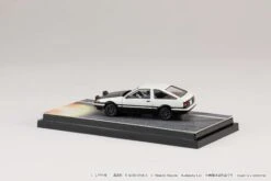 Hobby Japan 1:64 Toyota SPRINTER TRUENO GT APEX AE86 / INITIAL D VS Tomoyuki Tachi With Takumi Fujiwara Figure 21 Hobby Japan 1:64 Toyota SPRINTER TRUENO GT APEX AE86 / INITIAL D VS Tomoyuki Tachi With Takumi Fujiwara Figure -Horizone HJ643008DC R