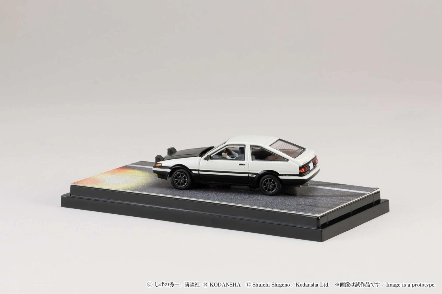 Hobby Japan 1:64 Toyota SPRINTER TRUENO GT APEX AE86 / INITIAL D VS Tomoyuki Tachi With Takumi Fujiwara Figure 7 Hobby Japan 1:64 Toyota SPRINTER TRUENO GT APEX AE86 / INITIAL D VS Tomoyuki Tachi With Takumi Fujiwara Figure - Image 7